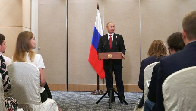 Президент РФ Владимир Путин во время пресс-конференции по итогам саммита лидеров БРИКС. 5 сентября 2017 Президент РФ Владимир Путин во время пресс-конференции по итогам саммита лидеров БРИКС. 5 сентября 2017