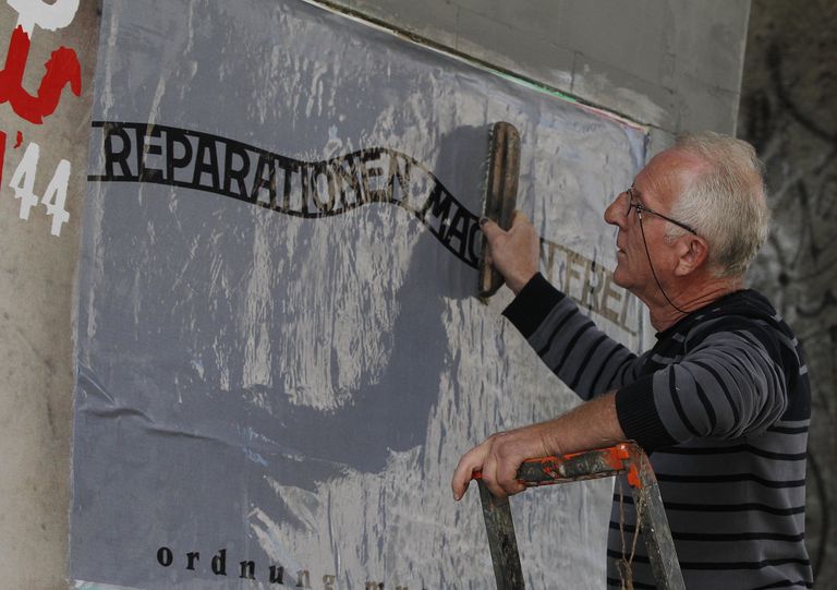 Плакаты с призывами к получению репараций от Германии в Варшаве, Польша Плакаты с призывами к получению репараций от Германии в Варшаве, Польша