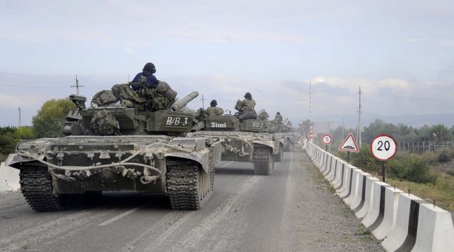 В сторону Цхинвали движутся грузинские танки и пехота В сторону Цхинвали движутся грузинские танки и пехота