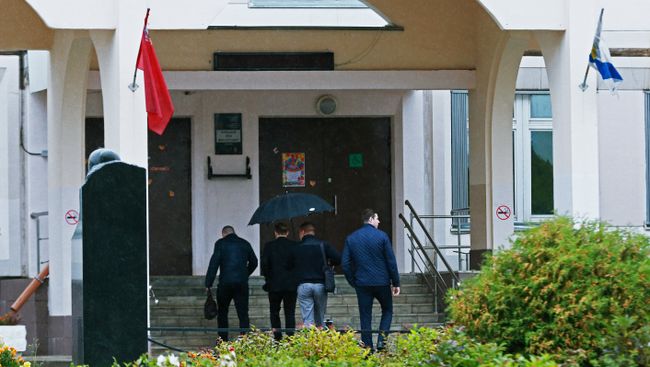 Сотрудники Следственного комитета РФ у входа в здание школы №1 в Ивантеевке Московской области