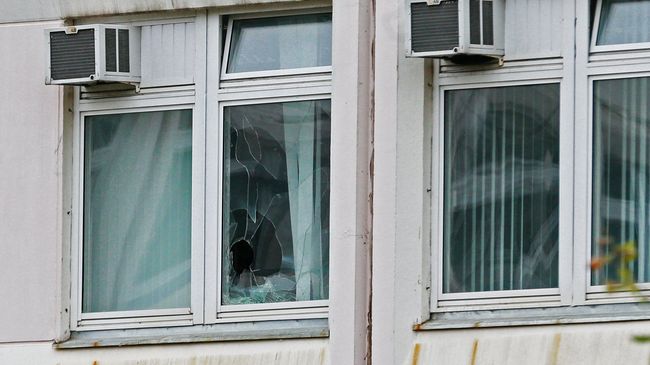 Поврежденное окно школы №1 в Ивантеевке Московской области, где подросток открыл стрельбу. 5 сентября 2017