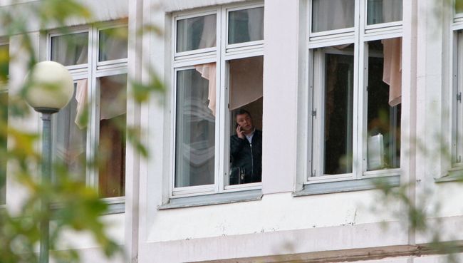 Сотрудник Следственного комитета РФ в здание школы №1 в Ивантеевке Московской области, где подросток открыл стрельбу. 5 сентября 2017