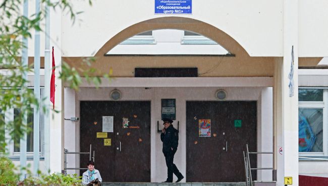Сотрудник правоохранительных органов у здания школы №1 в Ивантеевке Московской области. 5 сентября 2017
