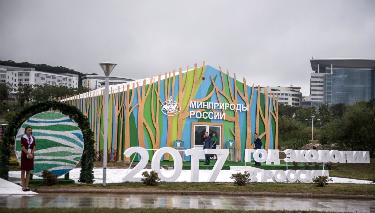 Стенд Министерства природы России (Минприроды) на выставке Улица Дальнего Востока на набережной бухты Аякс в рамках Восточного экономического форума во Владивостоке Стенд Министерства природы России (Минприроды) на выставке Улица Дальнего Востока на набережной бухты Аякс в рамках Восточного экономического форума во Владивостоке