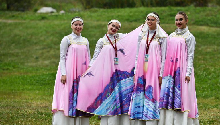 Участники праздничного шествия, посвященного открытию выставки Улица Дальнего Востока на набережной бухты Аякс в рамках ВЭФ-2017 во Владивостоке Участники праздничного шествия, посвященного открытию выставки Улица Дальнего Востока на набережной бухты Аякс в рамках ВЭФ-2017 во Владивостоке