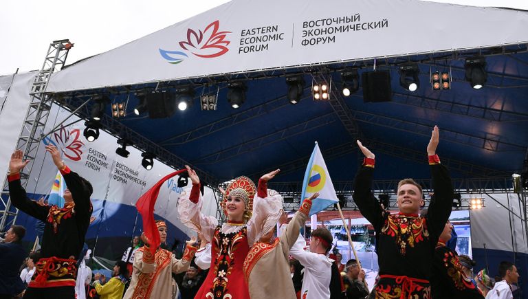 Участники праздничного шествия, посвященного открытию выставки Улица Дальнего Востока на набережной бухты Аякс в рамках ВЭФ-2017 во Владивостоке Участники праздничного шествия, посвященного открытию выставки Улица Дальнего Востока на набережной бухты Аякс в рамках ВЭФ-2017 во Владивостоке