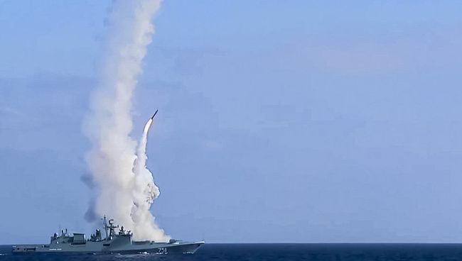 Пуски крылатых ракет Калибр с фрегата Адмирал Эссен по объектам запрещенной в РФ террористической группировки ИГИЛ в Сирии. 5 сентября 2017 Пуски крылатых ракет Калибр с фрегата Адмирал Эссен по объектам запрещенной в РФ террористической группировки ИГИЛ в Сирии. 5 сентября 2017