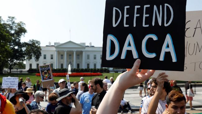 Акция против отмены программы защиты детей-иммигрантов (DACA) у Белого дома в Вашингтоне. 5 сентября 2017 Акция против отмены программы защиты детей-иммигрантов (DACA) у Белого дома в Вашингтоне. 5 сентября 2017