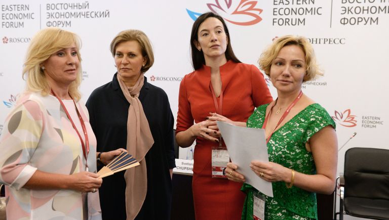 Телеведущая, заместитель председателя комитета Государственной думы Федерального Собрания Российской Федерации по вопросам семьи, женщин и детей Оксана Пушкина, руководитель Федеральной службы по надзору в сфере защиты прав потребителей и благополучия человека Анна Попова и Проректор по международным отношениям ФГАО УВО Дальневосточный федеральный университет (ДВФУ) Виктория Панова Телеведущая, заместитель председателя комитета Государственной думы Федерального Собрания Российской Федерации по вопросам семьи, женщин и детей Оксана Пушкина, руководитель Федеральной службы по надзору в сфере защиты прав потребителей и благополучия человека Анна Попова и Проректор по международным отношениям ФГАО УВО Дальневосточный федеральный университет (ДВФУ) Виктория Панова