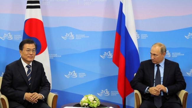 Президент Республики Кореи Мун Чжэ Ин и Владимир Путин во время встречи на ВЭФ на территории ДВФУ на острове Русский. 6 сентября 2017