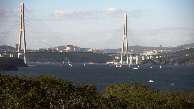 Вид на Русский мост из бухты Аякс во Владивостоке