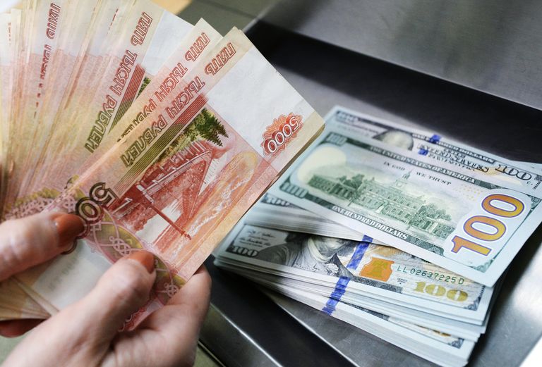 Доллары США и рубли