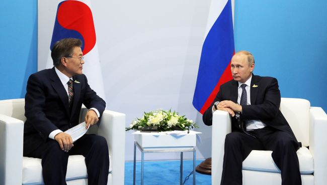 7 июля 2017. Президент РФ Владимир Путин и президент Республики Корея Мун Чжэ Ин (слева) во время встречи на полях саммита лидеров Группы двадцати G20 в Гамбурге 7 июля 2017. Президент РФ Владимир Путин и президент Республики Корея Мун Чжэ Ин (слева) во время встречи на полях саммита лидеров Группы двадцати G20 в Гамбурге