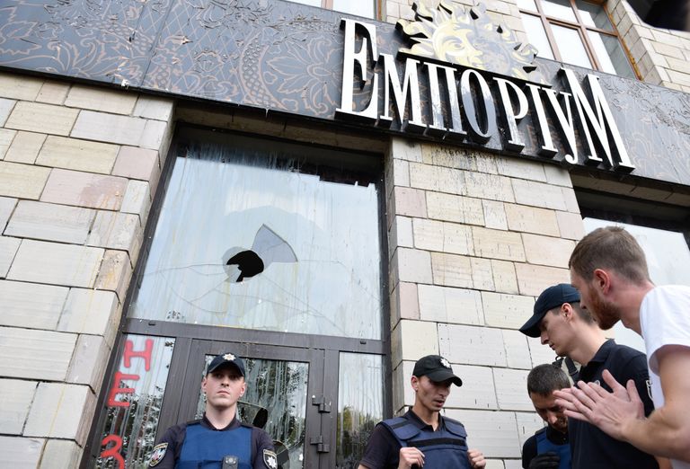 Сотрудники полиции у разбитых витрин магазина на улице Грушевского в Киеве. Радикалы разгромили магазин, после того как там стерли граффити времен евромайдана
