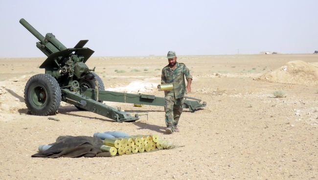 Сирийский военный в окрестностях Дейр-эз-Зора Сирийский военный в окрестностях Дейр-эз-Зора