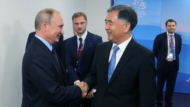 Президент РФ Владимир Путин и вице-премьер Государственного совета КНР Ван Ян во время встречи в рамках Восточного экономического форума . 6 сентября 2017 Президент РФ Владимир Путин и вице-премьер Государственного совета КНР Ван Ян во время встречи в рамках Восточного экономического форума . 6 сентября 2017