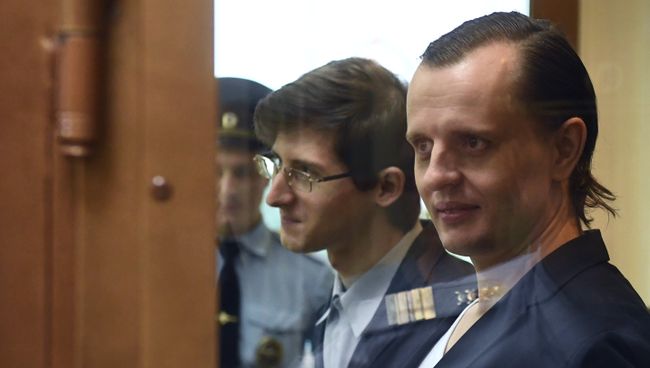 Члены хакерской группы Шалтай-Болтай Константин Тепляков и Александр Филинов во время оглашения приговора в Московском городском суде. 6 сентября 2017 Члены хакерской группы Шалтай-Болтай Константин Тепляков и Александр Филинов во время оглашения приговора в Московском городском суде. 6 сентября 2017