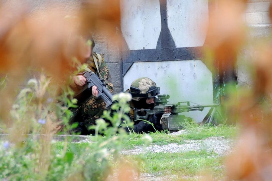 Сотрудники силовых структур во время проведения спецоперации по ликвидации боевиков Сотрудники силовых структур во время проведения спецоперации по ликвидации боевиков