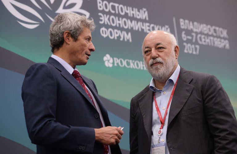 Председатель совета директоров ООО Группа компаний Русагро Вадим Мошкович и президент Фонда развития Центра разработки и коммерциализации новых технологий (Сколково) Виктор Вексельберг Председатель совета директоров ООО Группа компаний Русагро Вадим Мошкович и президент Фонда развития Центра разработки и коммерциализации новых технологий (Сколково) Виктор Вексельберг