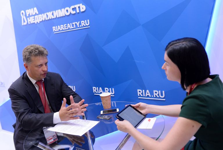 Министр транспорта РФ Максим Соколов во время интервью у стенда Международного мультимедийного пресс-центра МИА Россия сегодня на площадке Восточного экономического форума во Владивостоке Министр транспорта РФ Максим Соколов во время интервью у стенда Международного мультимедийного пресс-центра МИА Россия сегодня на площадке Восточного экономического форума во Владивостоке