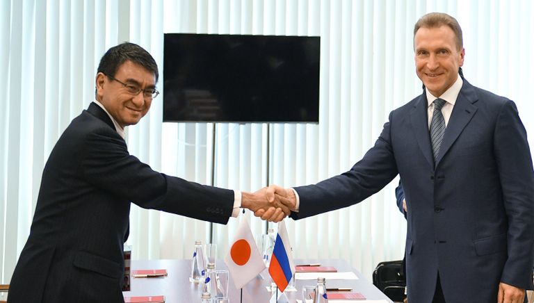 Встреча первого вице-премьера РФ И. Шувалова с главой МИД Японии Т. Коно в рамках ВЭФ Встреча первого вице-премьера РФ И. Шувалова с главой МИД Японии Т. Коно в рамках ВЭФ