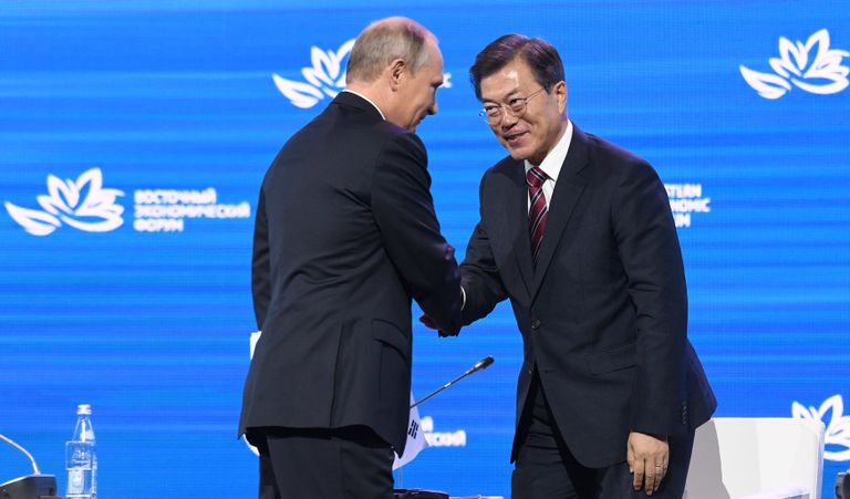 Президент РФ Владимир Путин и президент Республики Кореи Мун Чжэ Ин на пленарном заседании III Восточного экономического форума. 7 сентября 2017 Президент РФ Владимир Путин и президент Республики Кореи Мун Чжэ Ин на пленарном заседании III Восточного экономического форума. 7 сентября 2017