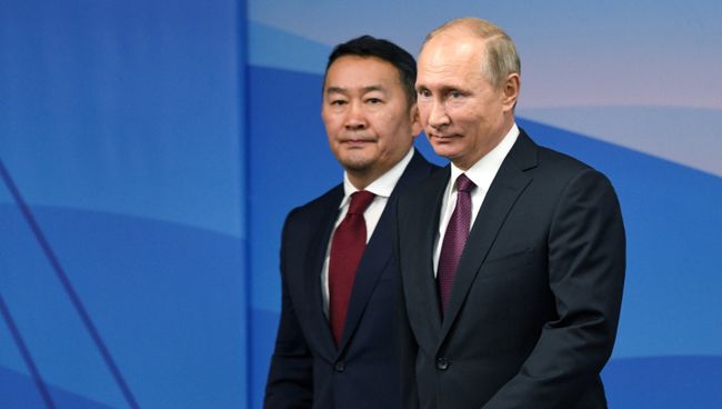Президент РФ Владимир Путин и президент Монголии Халтмагийн Баттулга во время встречи в рамках III Восточного экономического форума. 7 сентября 2017 Президент РФ Владимир Путин и президент Монголии Халтмагийн Баттулга во время встречи в рамках III Восточного экономического форума. 7 сентября 2017