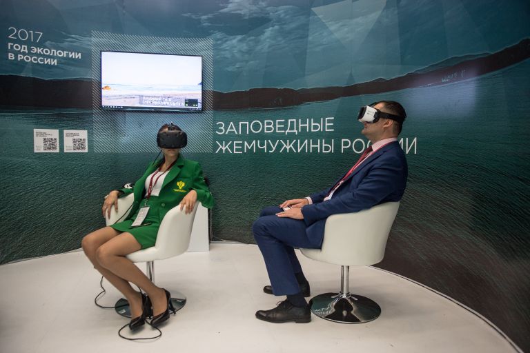Посетители на стенде Министерства природы РФ на Восточном экономическом форуме во Владивостоке Посетители на стенде Министерства природы РФ на Восточном экономическом форуме во Владивостоке