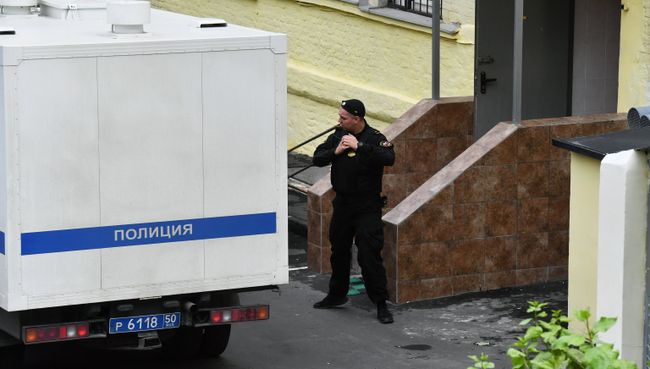 Полицейский автомобиль у Басманного суда города Москвы, где рассматривается ходатайство следствия об аресте ивантеевского стрелка. 7 сентября 2017 Полицейский автомобиль у Басманного суда города Москвы, где рассматривается ходатайство следствия об аресте ивантеевского стрелка. 7 сентября 2017