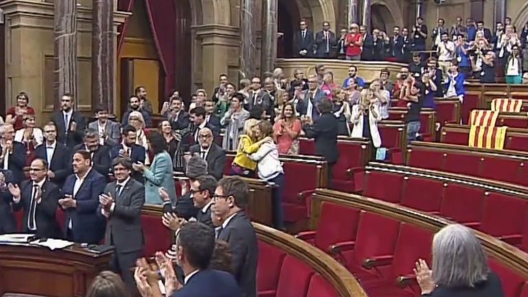 Парламент Каталонии аплодисментами встретил законопроект о независимости