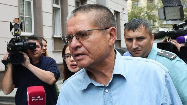 Экс-министр экономического развития Алексей Улюкаев у здания Замоскворецкого суда. 7 сентября 2017 Экс-министр экономического развития Алексей Улюкаев у здания Замоскворецкого суда. 7 сентября 2017
