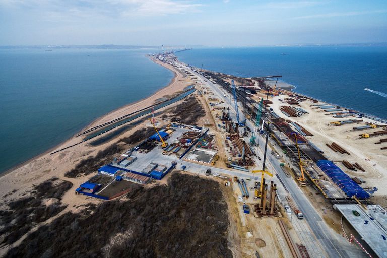 Строительство транспортного перехода через Керченский пролив на острове Тузла в Азовском море. 13 марта 2017 Строительство транспортного перехода через Керченский пролив на острове Тузла в Азовском море. 13 марта 2017