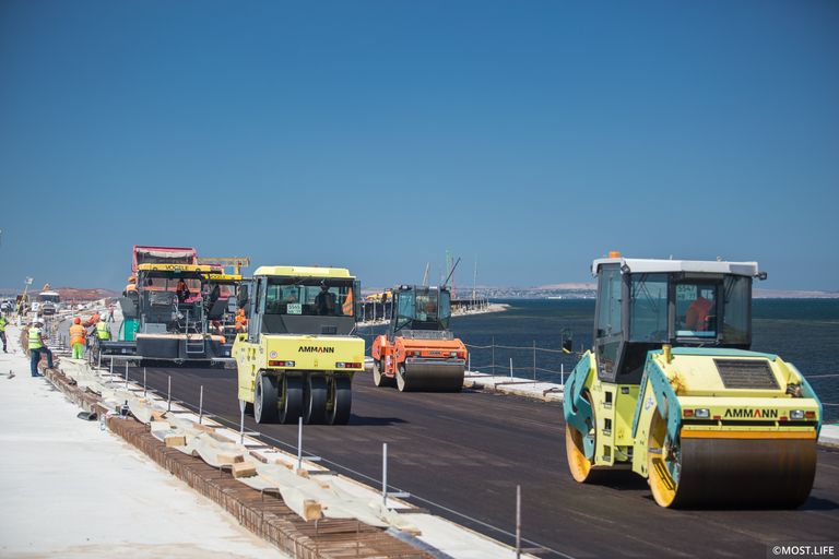 Устройство дорожного покрытия на участке автодорожного моста на острове Тузла. Июль 2017 Устройство дорожного покрытия на участке автодорожного моста на острове Тузла. Июль 2017