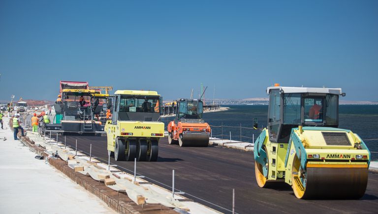 Устройство дорожного покрытия на участке автодорожного моста на острове Тузла. Июль 2017 Устройство дорожного покрытия на участке автодорожного моста на острове Тузла. Июль 2017
