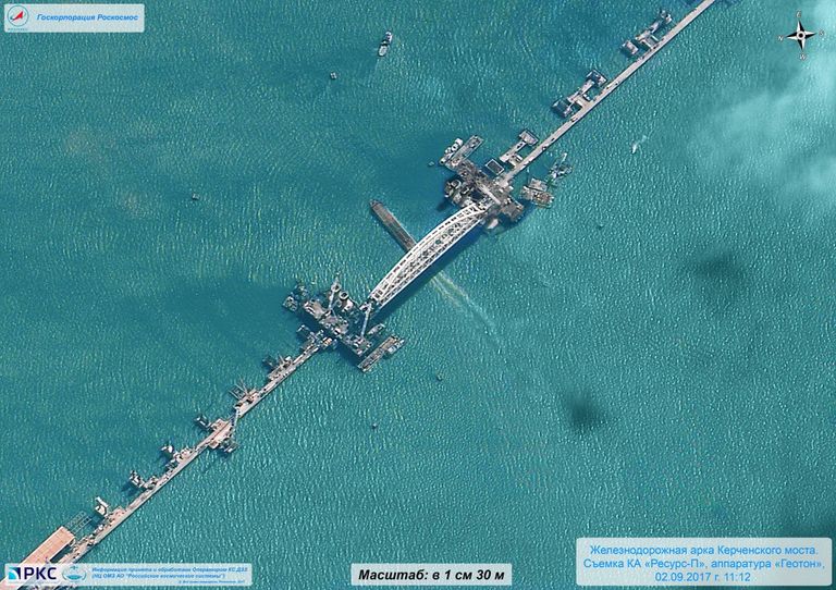 Проход под железнодорожной аркой Крымского моста морского судна на снимке космического аппарата РОСКОСМОСА Ресурс-П. 4 сентября 2017 Проход под железнодорожной аркой Крымского моста морского судна на снимке космического аппарата РОСКОСМОСА Ресурс-П. 4 сентября 2017