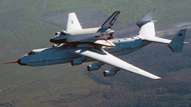 АН-225 с Бураном на внешней подвеске в полете АН-225 с Бураном на внешней подвеске в полете