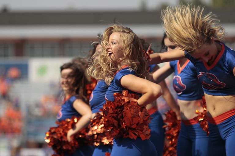 Девушки из группы поддержки футбольной команды Boise State выступают во время матча против команды Troy Девушки из группы поддержки футбольной команды Boise State выступают во время матча против команды Troy