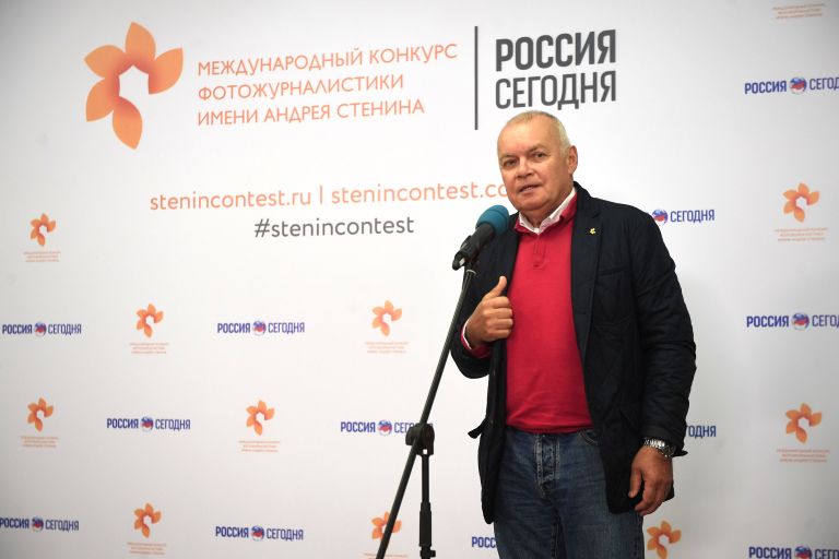 Генеральный директор МИА Россия сегодня Дмитрий Киселев на выставке работ финалистов Международного конкурса фотожурналистики имени Андрея Стенина в Центре фотографии имени братьев Люмьер в Москве Генеральный директор МИА Россия сегодня Дмитрий Киселев на выставке работ финалистов Международного конкурса фотожурналистики имени Андрея Стенина в Центре фотографии имени братьев Люмьер в Москве