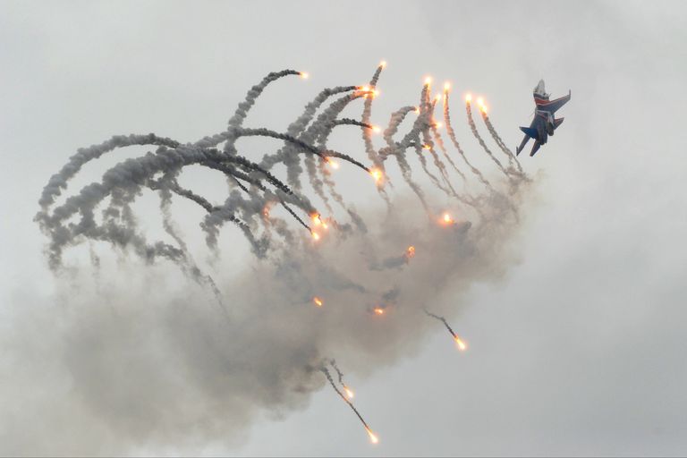 Многоцелевые истребители Су-30СМ во время Авиационно-спортивного праздника в Ростове-на-Дону, посвященного 75-летию образования 4-й армии ВВС и ПВО Многоцелевые истребители Су-30СМ во время Авиационно-спортивного праздника в Ростове-на-Дону, посвященного 75-летию образования 4-й армии ВВС и ПВО