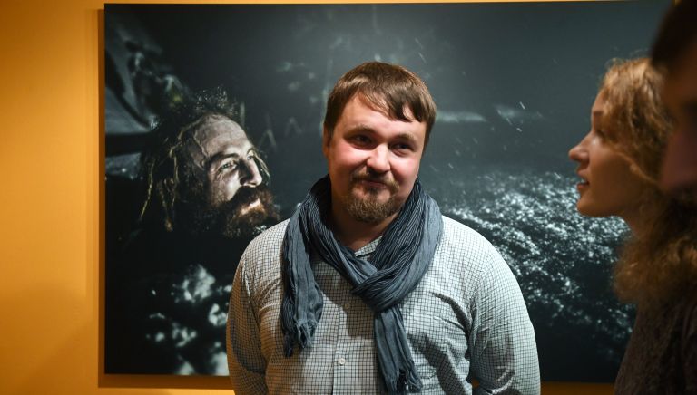 Фотограф Павел Волков на выставке работ финалистов Международного конкурса фотожурналистики имени Андрея Стенина в Центре фотографии имени братьев Люмьер в Москве Фотограф Павел Волков на выставке работ финалистов Международного конкурса фотожурналистики имени Андрея Стенина в Центре фотографии имени братьев Люмьер в Москве