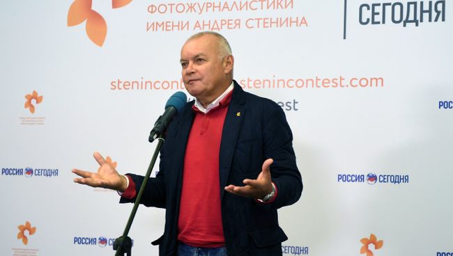 Генеральный директор МИА Россия сегодня Дмитрий Киселев на выставке работ финалистов Международного конкурса фотожурналистики имени Андрея Стенина. 7 сентября 2017 Генеральный директор МИА Россия сегодня Дмитрий Киселев на выставке работ финалистов Международного конкурса фотожурналистики имени Андрея Стенина. 7 сентября 2017