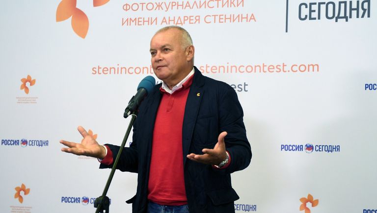 Генеральный директор МИА Россия сегодня Дмитрий Киселев на выставке работ финалистов Международного конкурса фотожурналистики имени Андрея Стенина. 7 сентября 2017 Генеральный директор МИА Россия сегодня Дмитрий Киселев на выставке работ финалистов Международного конкурса фотожурналистики имени Андрея Стенина. 7 сентября 2017