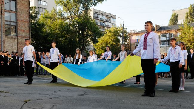 Ученики на торжественной линейке, посвященной Дню знаний в Киеве. Архивное фото Ученики на торжественной линейке, посвященной Дню знаний в Киеве. Архивное фото