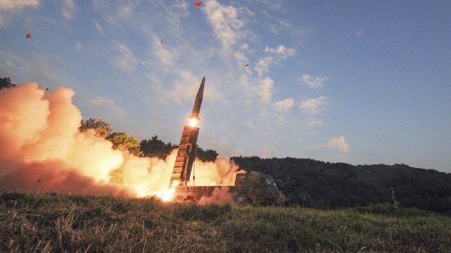 Запуск южнокорейской баллистической ракеты время совместных учений США и Южной Кореи. Архивное фото Запуск южнокорейской баллистической ракеты время совместных учений США и Южной Кореи. Архивное фото