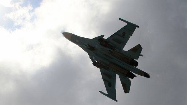 Российский истребитель-бомбардировщик Су-34 взлетает с авиабазы Хмеймим в Сирии Российский истребитель-бомбардировщик Су-34 взлетает с авиабазы Хмеймим в Сирии