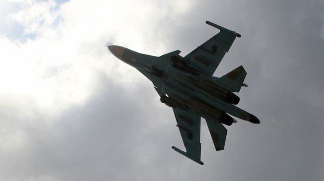 Российский истребитель-бомбардировщик Су-34 взлетает с авиабазы Хмеймим в Сирии Российский истребитель-бомбардировщик Су-34 взлетает с авиабазы Хмеймим в Сирии