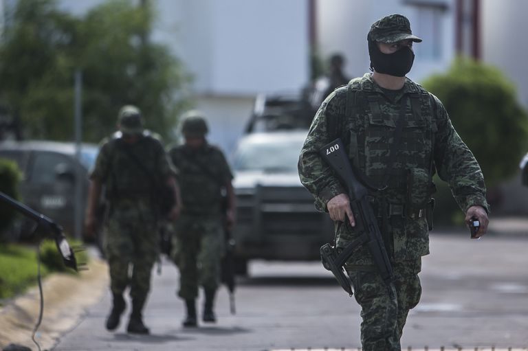 Солдаты покидают частное закрытое сообщество после нападения на военный конвой в Кульякане, Мексика