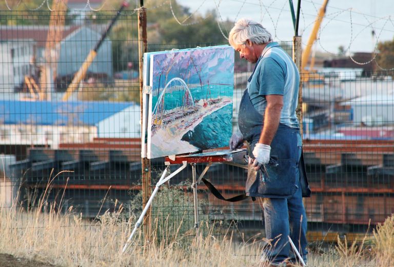 Художник рисует строящийся через Керченский пролив мост Художник рисует строящийся через Керченский пролив мост
