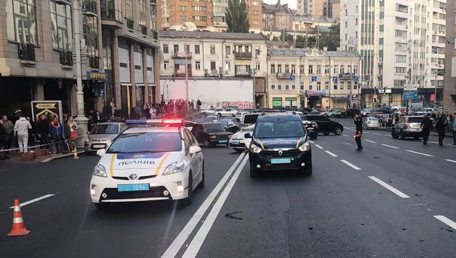 Место взрыва автомобиля в Киеве. 8 сентября 2017 Место взрыва автомобиля в Киеве. 8 сентября 2017
