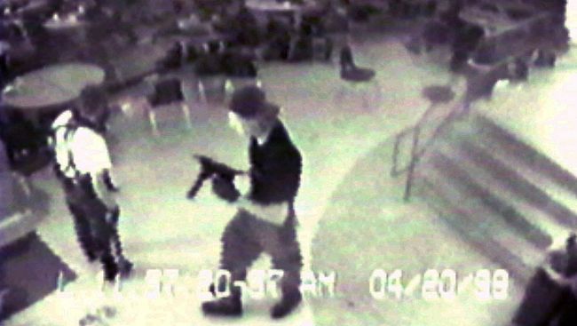 Эрик Харрис и Дилан Клеболд с полуавтоматическим пистолетом TEC-9 в кафетерии в средней школе Columbine в Литтлтоне, штат Колорадо, во время стрельбы в 20 апреля 1999 года, где они убили учителя и 12 студентов Эрик Харрис и Дилан Клеболд с полуавтоматическим пистолетом TEC-9 в кафетерии в средней школе Columbine в Литтлтоне, штат Колорадо, во время стрельбы в 20 апреля 1999 года, где они убили учителя и 12 студентов